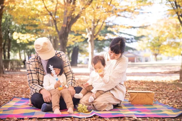公園で遊ぶ家族